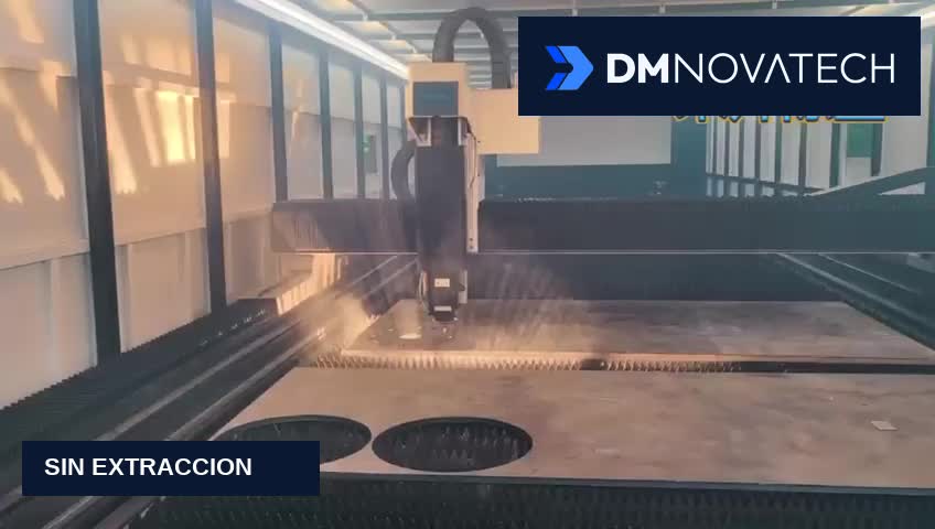 Corte láser sin extractor de humos SENFENG, taller con humo acumulado