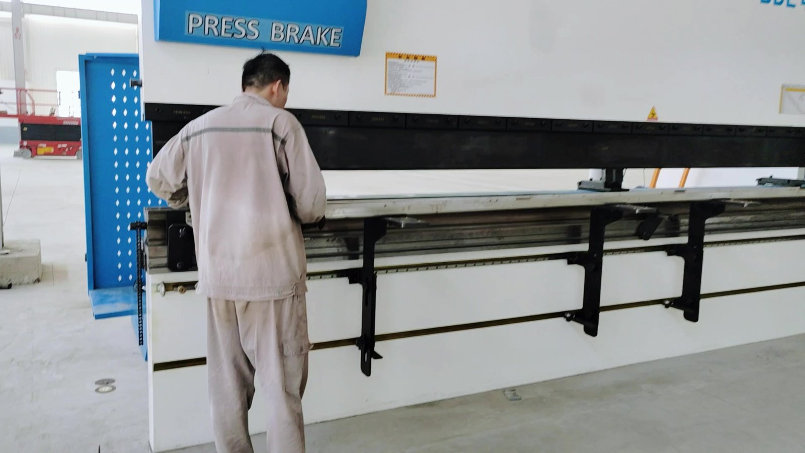 Plegadora CNC SENFENG BDE40060 plegando chapa gruesa
