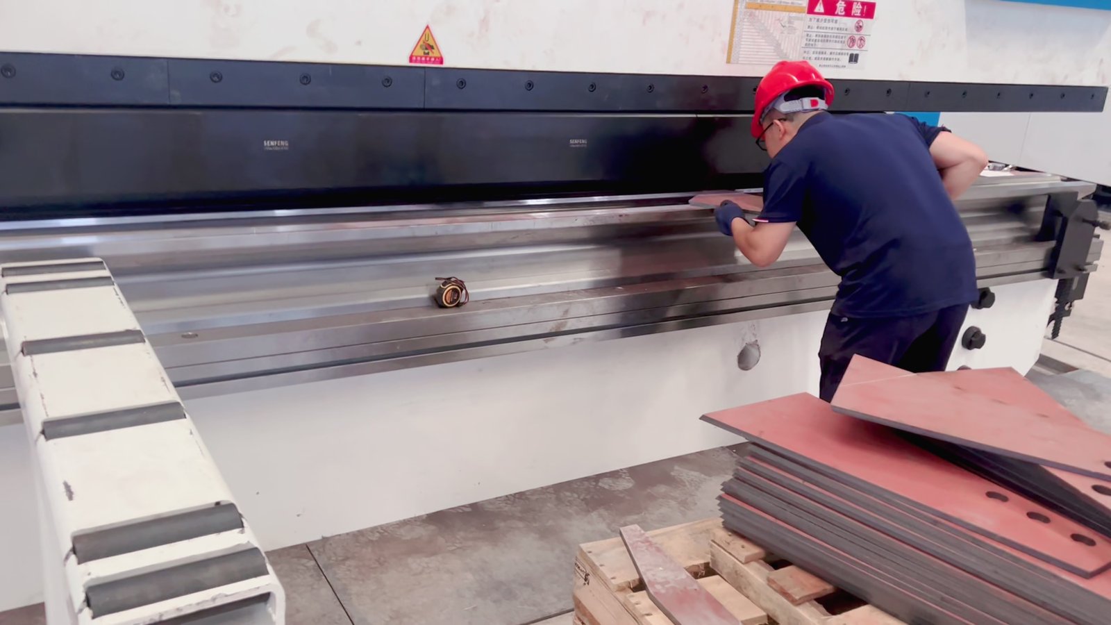 Plegadora CNC SENFENG BDE60060 en producción real