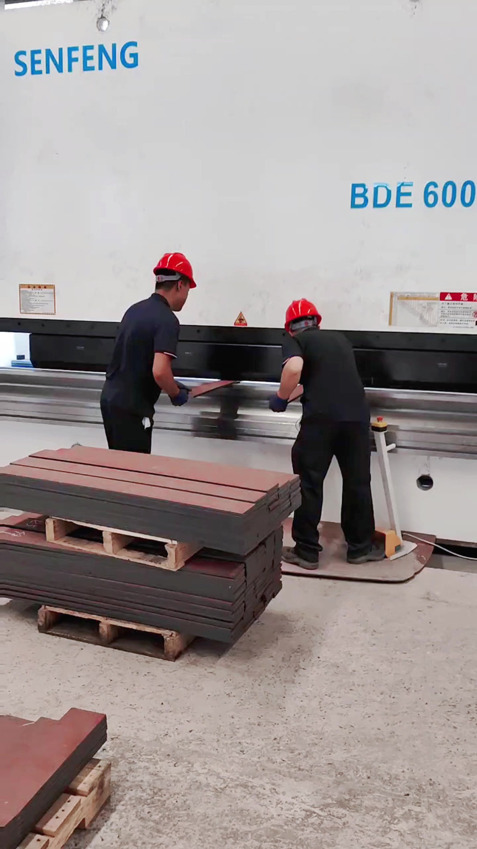 Operarios trabajando con la plegadora CNC SENFENG BDE60060