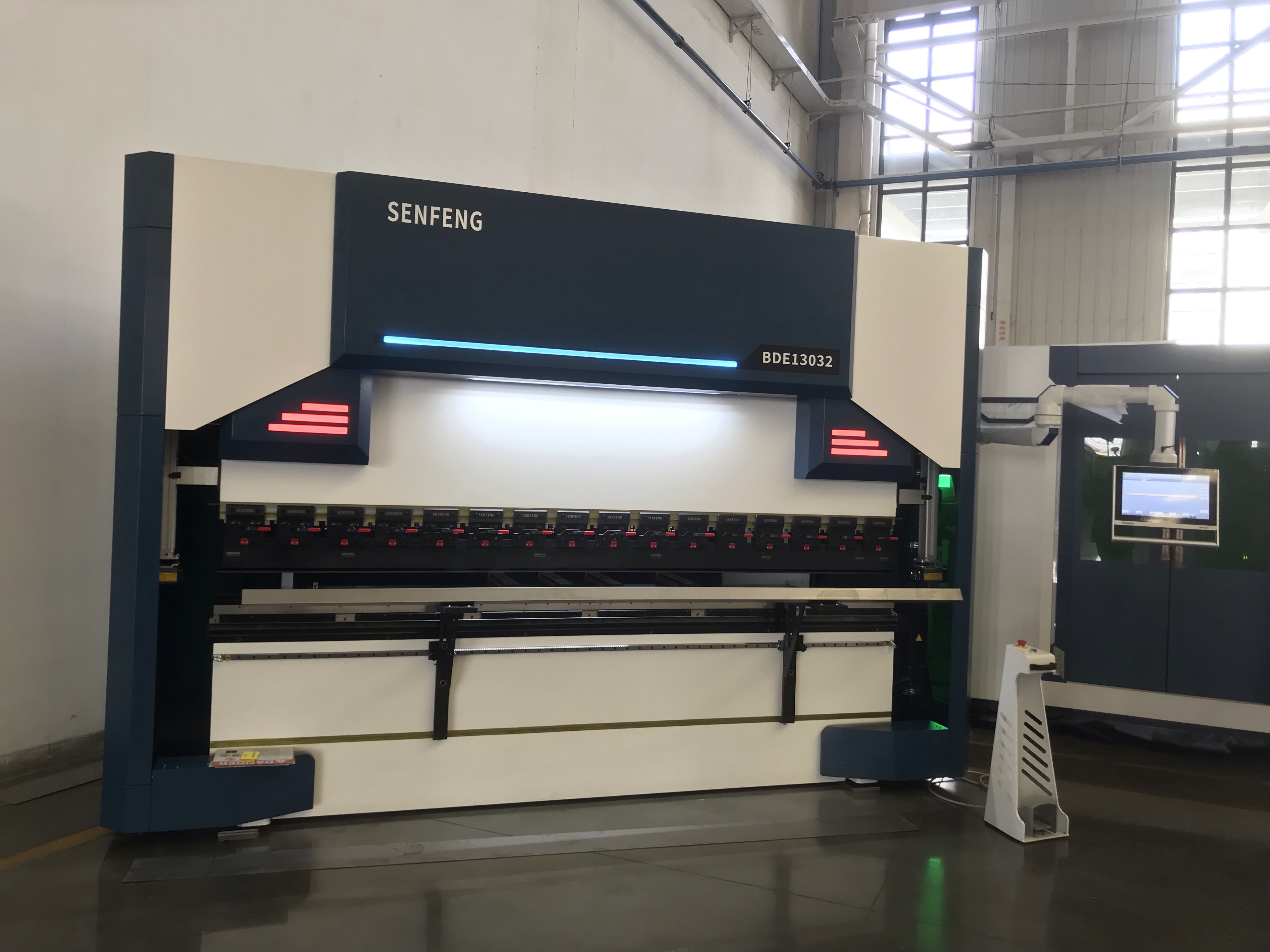 SENFENG Plegadoras CNC de Alta Gama: Análisis y Comparativa con Fabricantes Europeos y Asiáticos